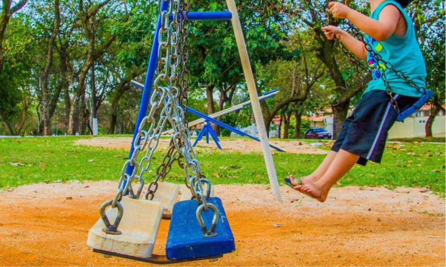 Menino com síndrome de down agredido em colônia de férias será indenizado