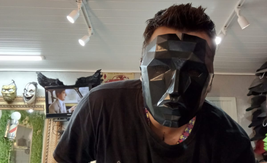 Barbeiro autista mascarado