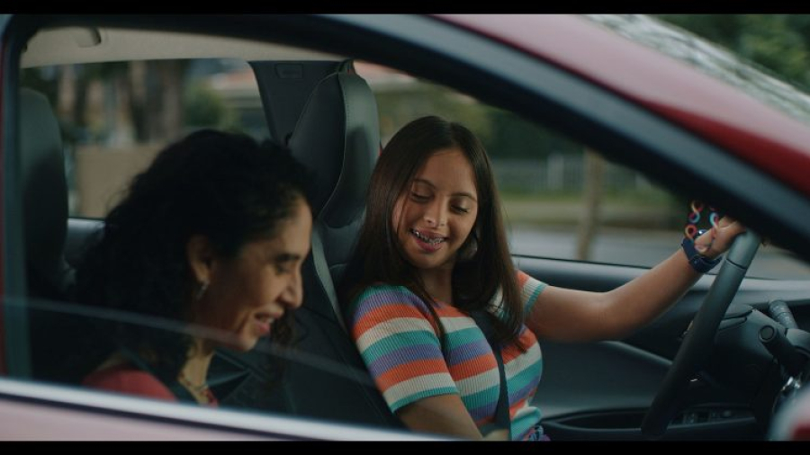 Laura conquista CNH e se torna símbolo de autonomia para pessoas com Down