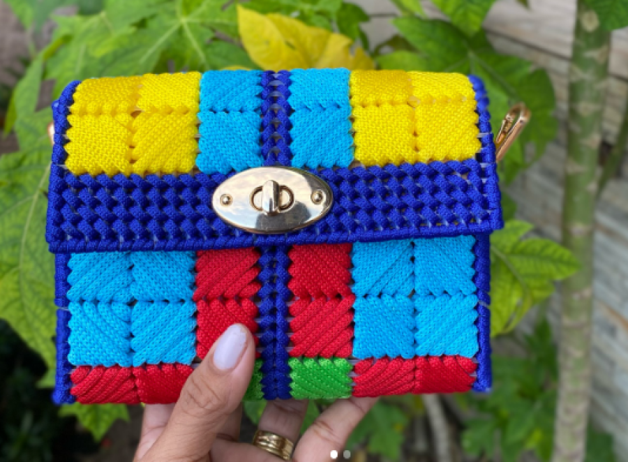 Mãe atípica lança bolsa temática com as cores do autismo