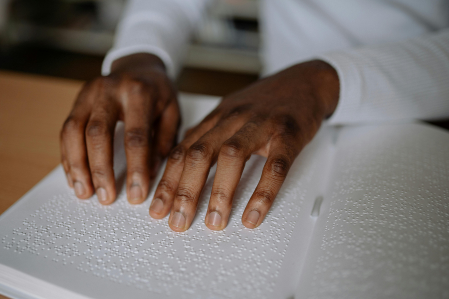 MEC entrega menos de 40% dos livros em braille previstos para estudantes cegos da rede pública