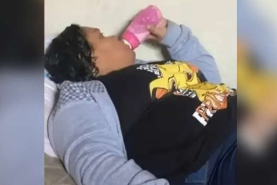 Mulher que fingia ser criança autista pesquisava comportamentos na internet para sustentar personagem